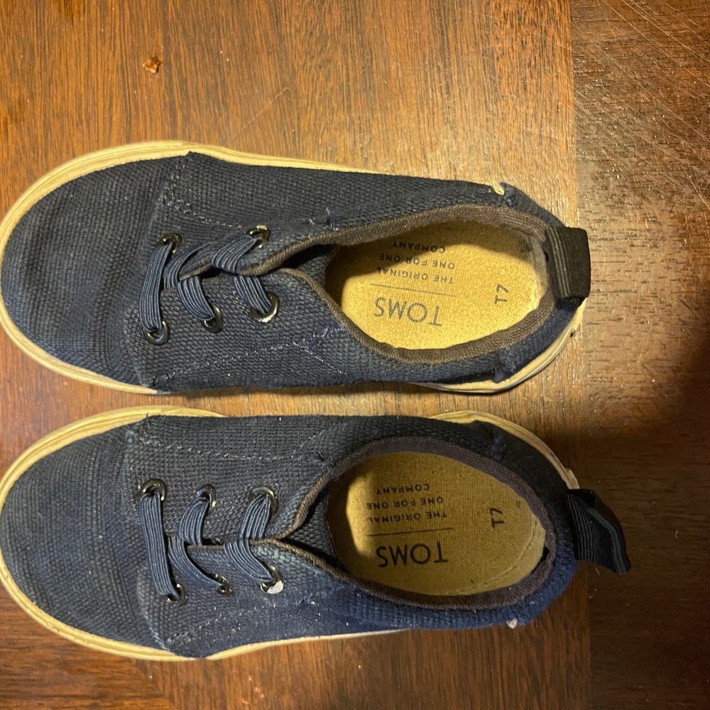 Tom’s causal shoes